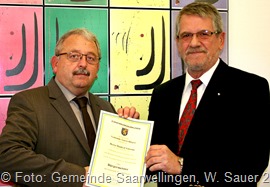 Ernennungsurkunde für Bürgermeister Manfred Schwinn überreicht durch Armin Weisgerber