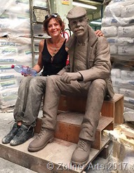 Monumentale Werke - Unser Foto zeigt Elisabeth Cibot bei der Arbeit bzu der Skulptur Mann Treppe 