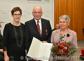 Nikolaus Hiery aus Saarlouis erhielt kürzlich das Bundesverdienstkreuz am Bande. Überreicht wurde es durch Ministerpräsidentin Annegret Kramp Karrenbauer, die die Verleihung auch vorgeschlagen hatte.