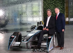 Unser Foto zeigt den ADAC Sportpräsidenten Hermann Tomczyk (l.) neben dem wiedergewählten FIA Präsidenten Jean Todt
