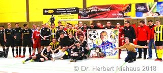 Am Ende versammelten sich alle teilnehmenden Mannchaften um die entstandenen Fotos und beundeten auf diese Weise ihre Solidarität DSC08099 b 