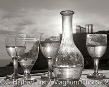 GREECE. Attica. Taverne unter dem Poseidon-Tempel, Sounion, Attica, Griechenland, 1952 © Herbert List / Magnum Photos