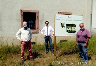 Das Foto zeigt (vlnr) Von links: der ehemalige Besitzer des „Hauses Eckert“, Dr. Michael Eckert, Minister Reinhold Jost und der BUND-Landesvorsitzende Christoph Hassel. Foto: BUND LV Saa
