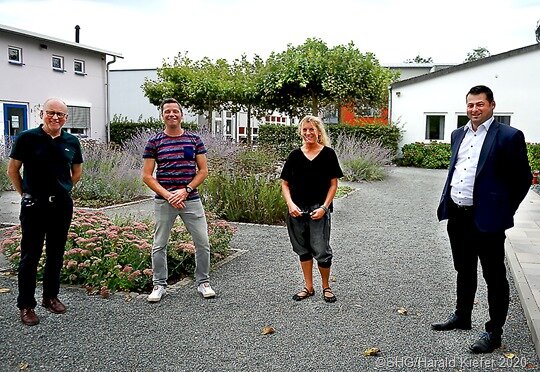 CEB-Vorsitzender Gisbert Eisenbart mit Stationsleiter Florian Collmann, Oberärztin Nicole Müller und dem stellvertretenden Verwaltungsdirektor des Klinikums, Christian Finkler (v.l.n.r.).