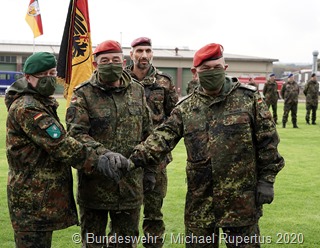 Bei der Kommandoübergabe Der neue Kommandeur des Landeskommandos Oberst Reibold (r), Generalmajor Carsten Breuer ((zweiter von links), der scheidende Komandeur Oberst Schirra (l.)