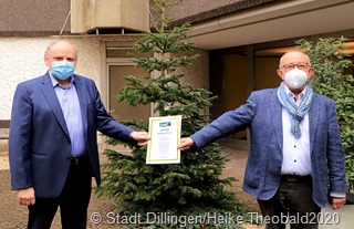Der Vorsitzende der Lenkungsgruppe, Stefan Dewes und Bürgermeister Franz-Josef Berg mit der Urkunde Fairtrade-Stadt. Foto: Stadt Dillingen/Theobald 