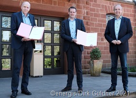 Bürgermeister Kiefer (M. )mit Peter Wagner (links) und Michael Dewald von energis (rechts) nach der Vertragsunterzeichnung am vergangenen Montag.