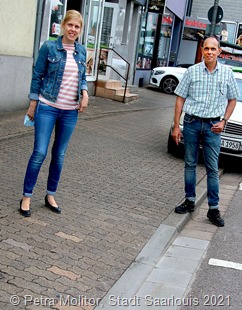 Viola Kircher und der Leiter des städtischen Tiefbauamtes, Dieter Mathis, an einer der Bordsteinabsenkungen in der Lebacher Straße. Foto: Petra Molitor 