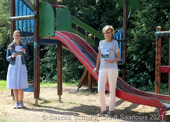 Bürgermeisterin Marion Jost (rechts) mit Anne Wiesen-Hemmo auf dem Spielplatz in der Saarlouiser Straße. Die Bürgerbeteiligung für die Neugestaltung ist eines der ersten Projekte für die neue Quartiersmanagerin in Fraulautern. Foto: Sascha Schmidt