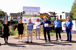 Bauleiterin Susanne Schillinger, Prokuristin der Bau- und Siedlungsgesellschaft Maria Krämer, der Minister, Architektin Lisa Gross, Bürgermeister Franz-Josef Berg und Bauunternehmer Günter Heitz (vlnr). 