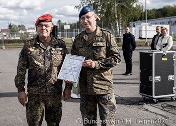 Oberst Mathias Reibold (l ) überreichete eine Dankesurkunde an Oberfeldarzt Dr. Oliver Wiß (zweiter von links) für hervorragenden und vorbildichen Dienst