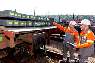 Foto_1Mitarbeiter von Saarstahl prüfen in Burbach die CO2-reduzierten Stahlknüppel von Saarstahl Ascoval. 
