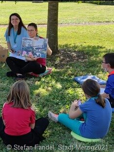 Iwona und Anja im Pfarrgaren II