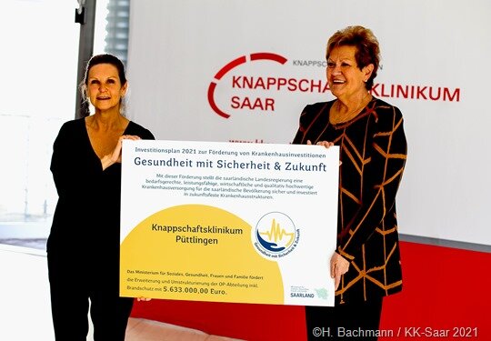 KKSaar-Geschäftsführerin Andrea Massone und Gesundheitsministerin Monika Bachmann mit dem symbolischen „Scheck“ für den Ausbau des OP-Bereichs am Standort Püttlingen.
