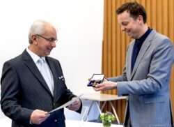 Guenter-Heitz (l.) erhielt Bundesverdienstkreuz am Bande