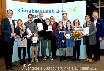 IMG_6438_Umweltminister Reinhold Jost (links) und Landrat Patrik Lauer (rechts) gratulierten den Preisträgern des diesjährigen Kreisumweltpreises. 
