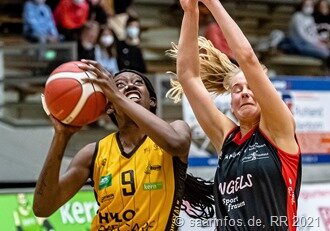 Leah Scott (l ) im Zweikampf mit Elisa Koskimies.