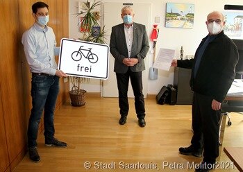 Marcel Scherf (links) und Herrmann Manfredini (rechts) besprachen mit dem Verwaltungschef viele Themen zum Thema Fahrradfahren. Foto: Petra Molitor 1452