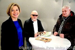 Spendenübergabe: Elefant vor dem Stadtkrug brachte 5.050 Euro für Künstler in Not 