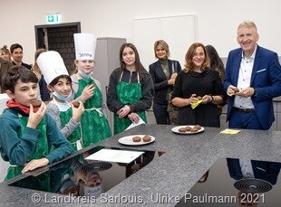 In der neuen Schullehrküche wurde auch das Schülerprojekt „Gesunde Ernährung“ vorgestellt – und für die Gäste gab’s viele Leckereien zum Probieren. 6804_klein