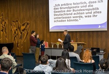 - Landrat Patrik Lauer überreicht die Einbürgerungsurkunde an die Neubürger im Landratsamt Saarlouis. 6894