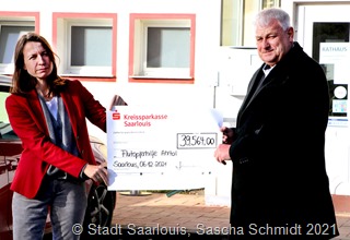 Cornelia Weigand, Bürgermeisterin der Verbandsgemeinde Altenahr und OB Peter Demmer bei der Überreichung des symbolischen Spendenschecks in Höhe von fast 40.000 Euro. 