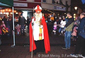 Der Hl. Nikolaus besuchte natürlich "seinen" Markt und hatte etwas für die kleinen Besucher dabei DSC_0112
