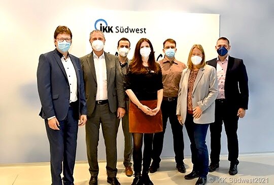 Bei der Einweihung des neuen Kundencenters IKK-Südwest-(vlnr) Vorstand Prof. Dr. Jörg Loth, Regionaldirektor Jörg Kiefer, Nico Albert, Annika Albert, Jan Wilke und Nadine Schmidt vom Kundencenter Europaallee sowie IKK-Südwest-Geschäftsführer Günter Eller