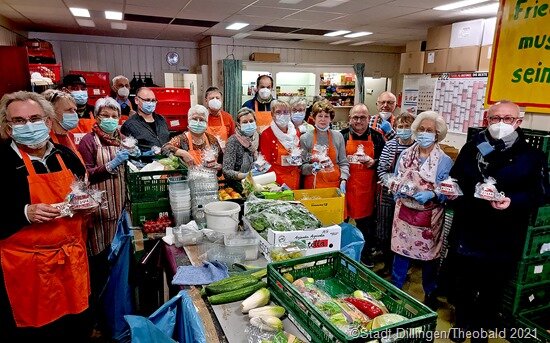 Bürgermeister Franz-Josef Berg überreichte auch im Namen des Stadtrates ein kleines Präsent in Anerkennung an die Leistung der Mitarbeiterinnen und Mitarbeiter der Dillinger Tafel. Foto: Stadt Dillingen/Theobald