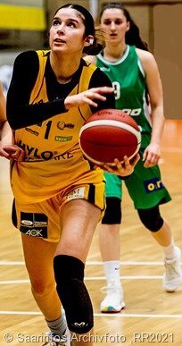 Addison Richards (im Vordergrund) beim Korbwurf