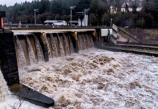 Hochwasser an der Saar bei Mettlach.: Wildes Wasser an der Staustufe. Foto: rolf Ruppenthal/ 4. Jan. 2022