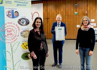 Fairtrade-Beauftragte Natalie Sadik, Landrat Patrik Lauer und Mitglied des Steuerkreises Fairtrade Esther Woll (vlnr). 