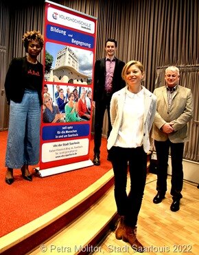 Referentin Mélissa Thélusmon, VHS-Leiter Andreas Obster, Kulturamtleiterin Julia Hennings und Oberbürgermeister Peter Demmer (v. l. n. r.) anlässlich der VHS-Semestereröffnung im März