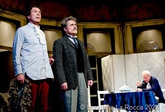 Dürrenmatts „Die Physiker“ begeistert mit einer Mischung aus Krimi und Komödie, zwischen Wahnsinn und Realität.