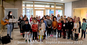 Die Kinder der Grundschule Steinrausch bei ihrem Auftritt an der offiziellen Eröffnung des Erweiterungsbaus. . 