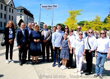 Familie, Redner und einige Gäste der Veranstaltung auf einem Gruppenbild. 3142