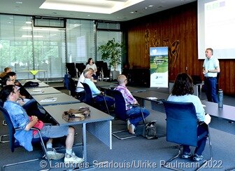 Der Saarlouiser Landrat Patrik Lauer begrüßte im Großen Sitzungssaal des Landratsamtes die Teilnehmerinnen und Teilnehmer der KANU-Runde. Foto: Landkreis Saarlouis/Ulrike Paulmann