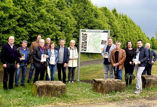 Nach der Enthüllung der neuen schmucken Viezstraße-Info-Tafel im Beckinger SaarGarten 