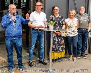  Bürgermeister Franz-Josef Berg begrüßte die Besucher des Kunsthandwerkermarktes und bedankte sich bei den Ausstellern sowie bei Organisator Martin Hans (2. v.l.) und seinem Team. 