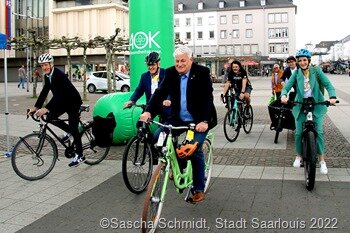 Mit dem Rad zur Arbeit“-Auftakt auf dem Kleinen Markt. Von links: Thomas Fläschner (ADFC), Werner Schmitt (Umweltministerium), OB Peter Demmer, Horst Rupp (Stadt Saarlouis), Gerald Purucker (Stadtverordneter im Saarlouiser Stadtrat) und Rike Jungfleisch (AOK). Foto: Sascha Schmidt