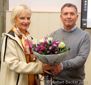Unser Foto zeigt die Ehrung von Irmtraud Engeldinger durch Wolfgang Schmitt