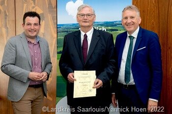 Landrat Patrik Lauer (rechts) und der Bürgermeister der Gemeinde Rehlingen-Siersburg, Joshua Pawlak (links), gratulierten Dr. Werner Klemm zum Kulturpreis des Landkreises. 