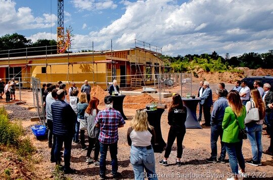 Landrat Patrik Lauer (Bildmitte) begrüßte die Gäste zum Richtfest vor der neuen Kita Kinderland International auf dem Campus Nobel in Saarwellingen