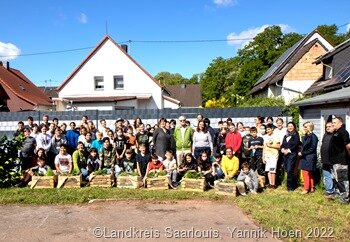 75 Schülerinnen und Schüler, Lehrkräfte und Mitarbeiter des Landkreises beteiligten sich am Aktionstag „Garten macht Schule“ an der Martin-Luther-King Schule Saarlouis/Fraulautern. 