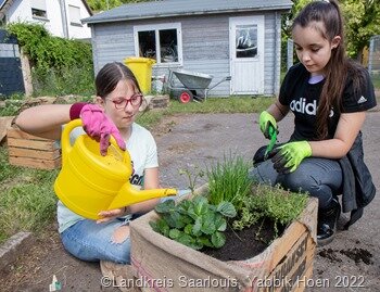  In Aktion: Die beiden Schülerinnen der Martin-Luther-King Schule haben eine Naschkiste bepflanzt.