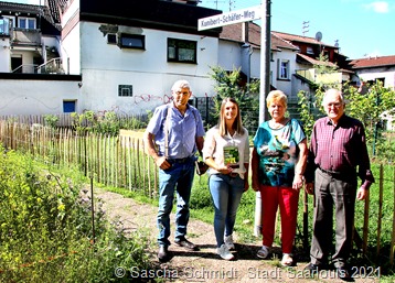 Im neuen Stadtteilgarten am Donatuszentrum in Roden. Von links: Alois Rau, Quartiersmanagerin Anna Richter, Waltraud Zerpst und Gerhard Mohr. Fotos: Sascha Schmidt